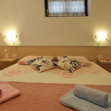 Apartmani Sole Pjescana Uvala Bagian luar foto